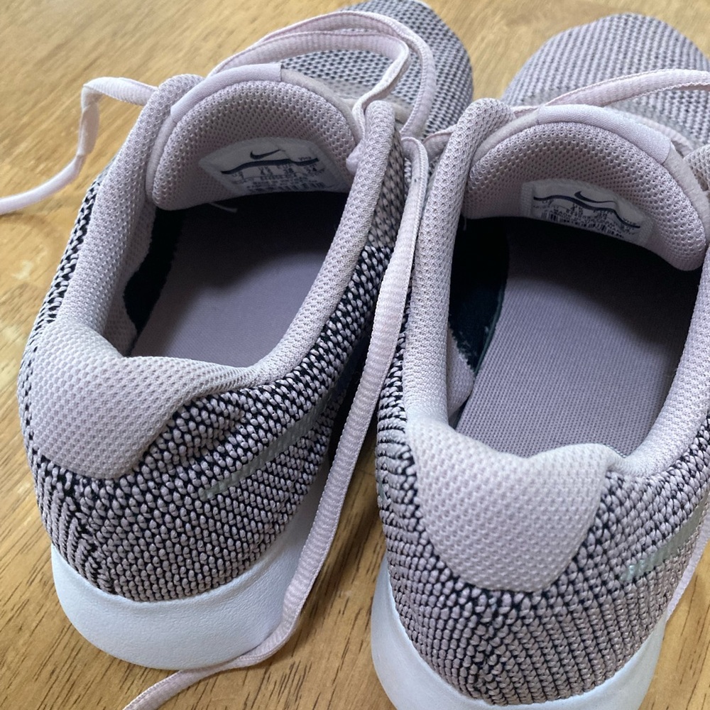 Beautiful and super comfortable Nike sneakers size 7